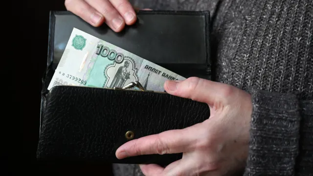 Эксперты напомнили о правилах оплаты покупок поврежденными купюрами