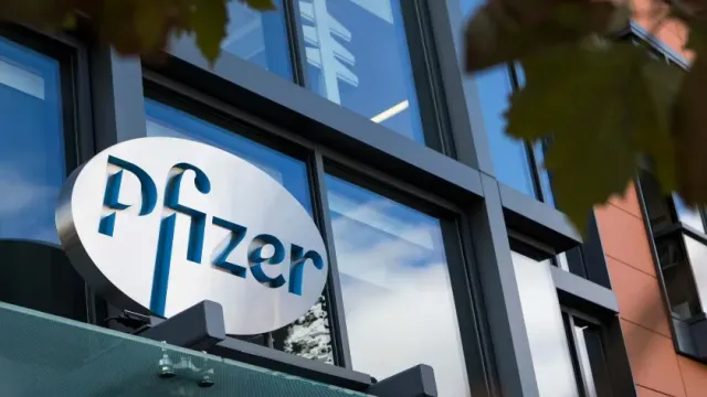 Pfizer снижает прогноз выручки из-за снижения продаж из-за COVID и сократит расходы