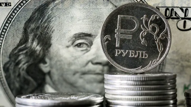 Скупку долларов на пике паники назвали частой ошибкой россиян