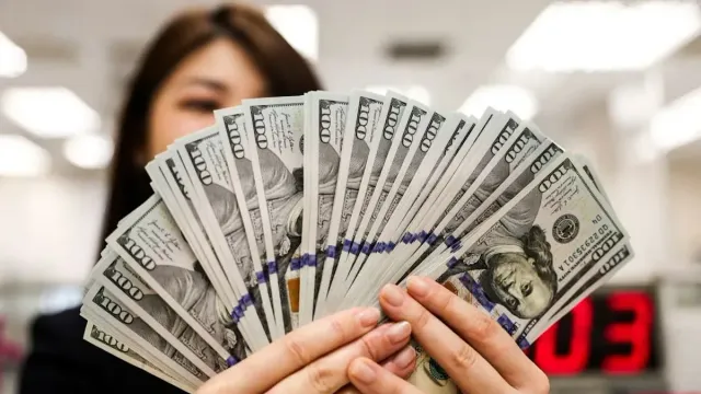 Финансист ответила, стоит ли сейчас покупать доллары