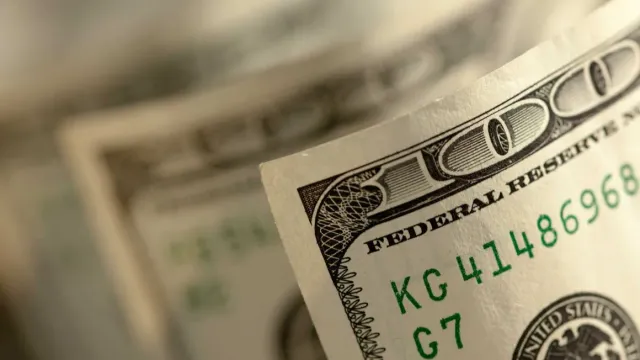 Горячая новость | Аналитик допустил падение курса доллара к 73 рублям к концу 2025 года