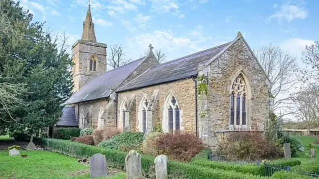 Церковь, переделанную под дом, выставили на продажу в Британии вместе с кладбищем