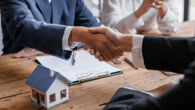 Горячая новость | Россиянам запретят покупать недвижимость за наличные