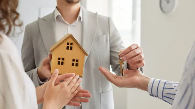 Горячая новость | Депутат поддержал заморозку денег при покупке квартир у пенсионеров