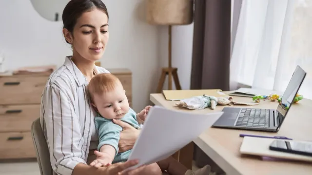 Стало известно, сколько зарабатывают самозанятые россиянки в декрете