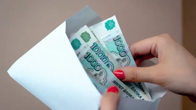 Назван тип компаний, который чаще всего выдает зарплату в конвертах