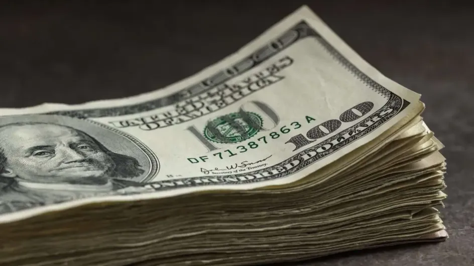 Инвестстратег не исключил доллар по 100 рублей зимой
