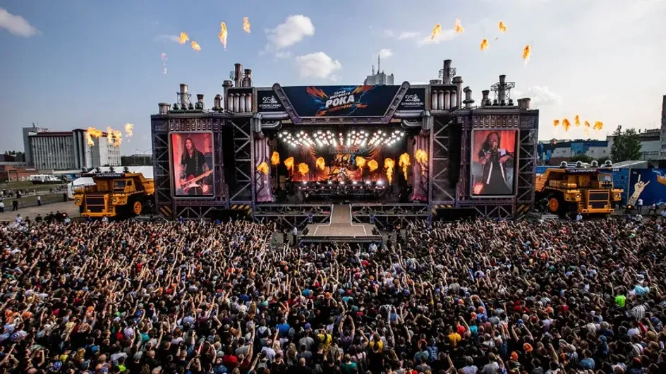 РБК: На рок-фестивале в Новгородской области прервали исполнение песни из-за слова «война»
