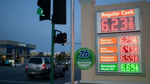 Цены на бензин в США могут упасть до 3 долларов за галлон