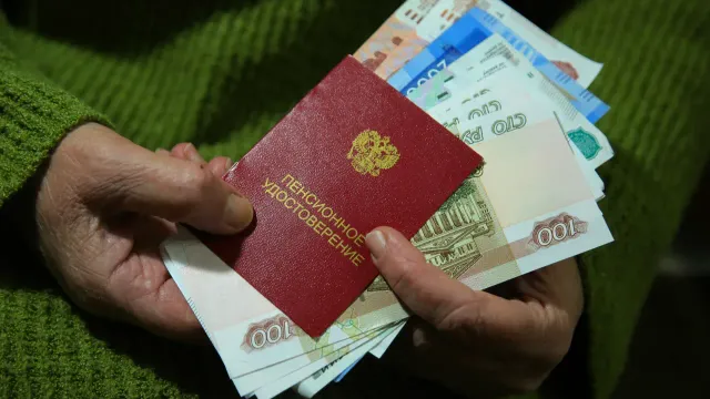 Горячая новость | Разрыв в пенсиях в России почти достиг двукратного уровня