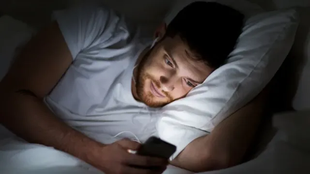 Исследование показало, что использование телефона ночью может привести к ожирению
